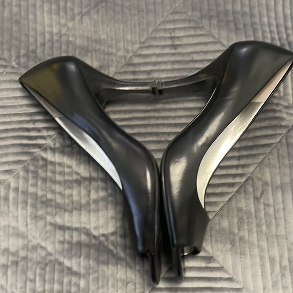 Tahari Open Toe Pump - Picture 4 of 8